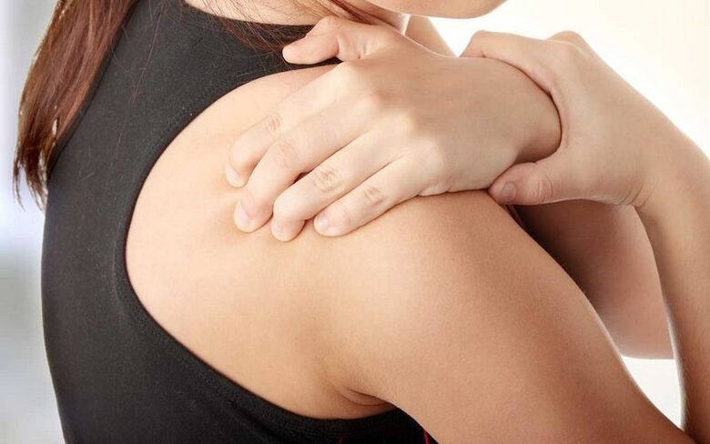 pain under the scapula from behind